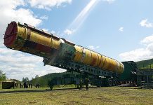 Laste en ICBM-beholder inn i en missilsilo. Foto: Ministry of Defence of the Russian Federation /Wikimedia
