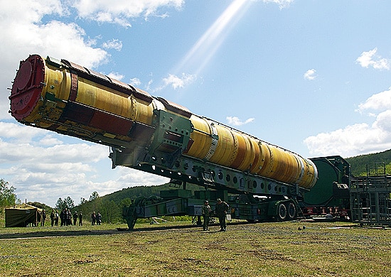 Laste en ICBM-beholder inn i en missilsilo. Foto: Ministry of Defence of the Russian Federation /Wikimedia