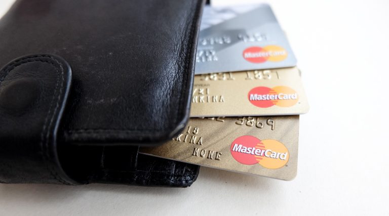 Økning i kredittkortgjeld som ikke blir betalt ved forfall: – Det er bekymringsfullt