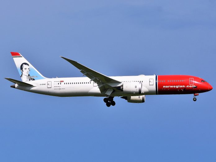 En Norwegian Air UK Boeing 787-9 Dreamliner, nærmer seg JFK lufthavn fra Amsterdam. Foto: AEMoreira042281 /Wikimedia Commons