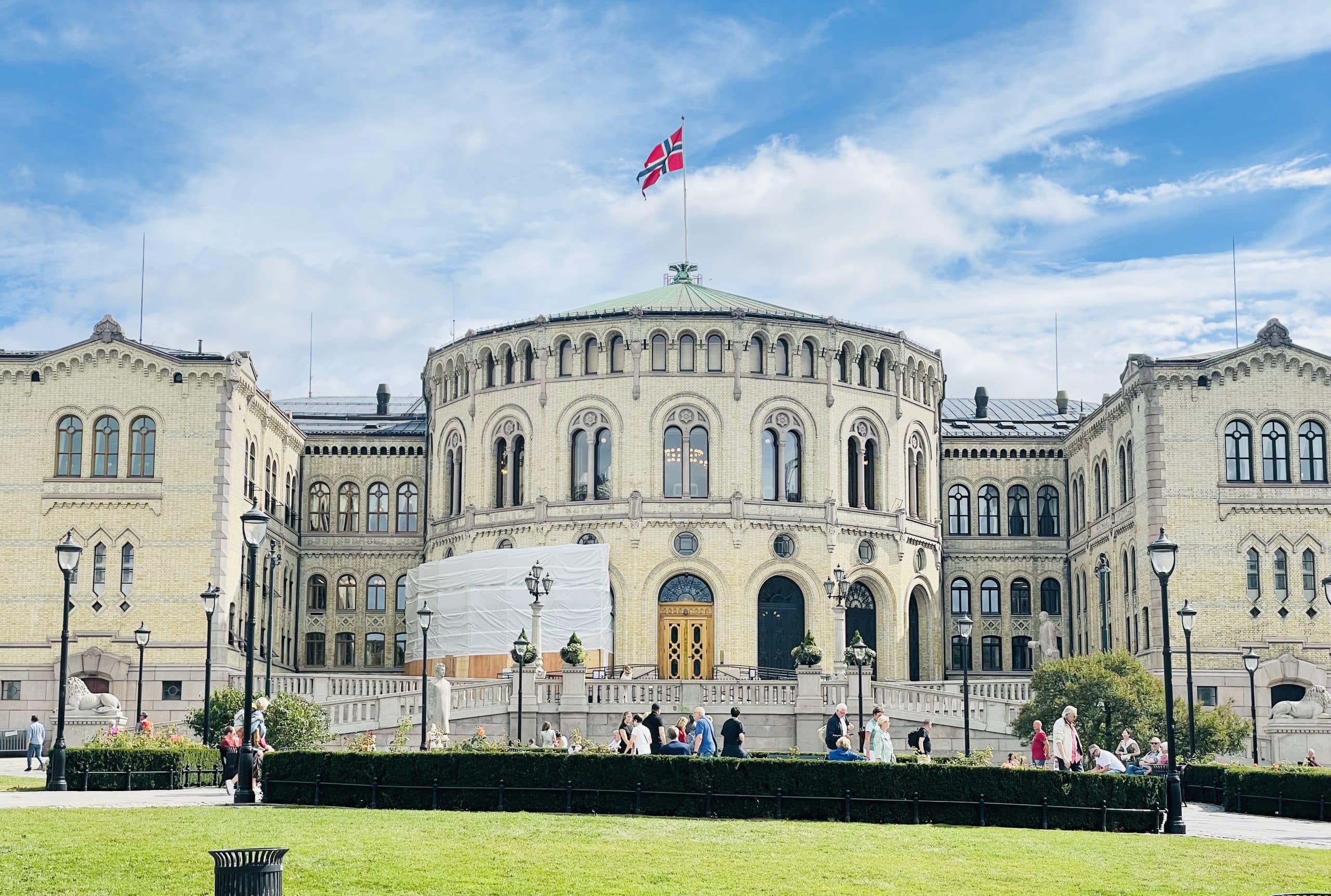 Stor demonstrasjon foran Stortinget under strømkrisedebatt