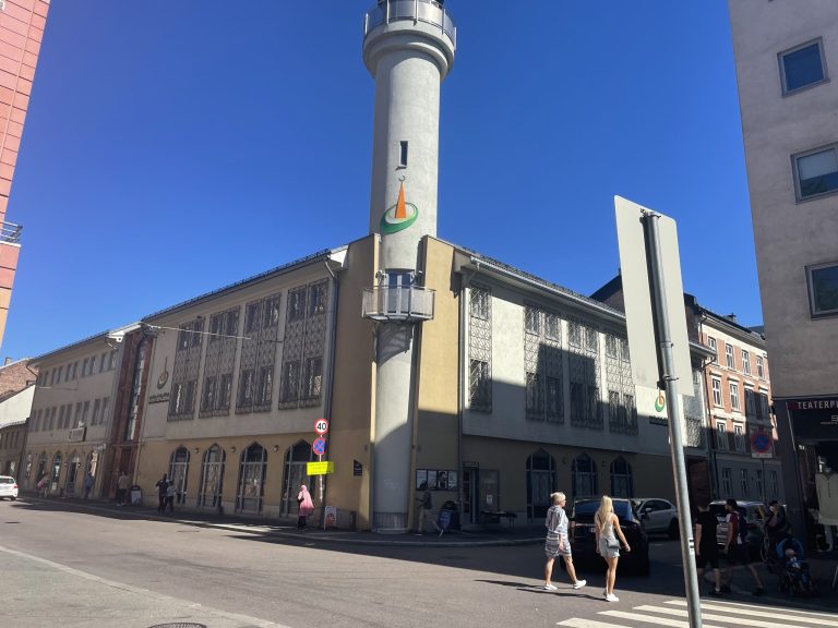 Bønnerop høres nå i Köln – norske moskeer sier nei