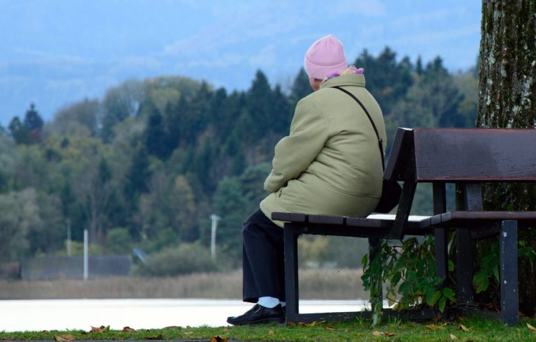 Svensk bestemor har ikke fått klem på 10 år: – Det føles så skammelig