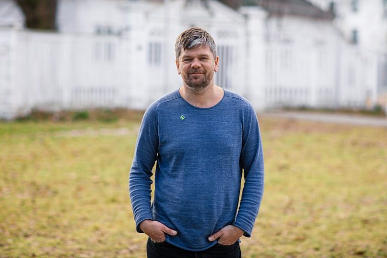 Krigs- og koronaskeptisk Drammens-varaordfører føler seg mobbet: Flere partier vil kaste ham
