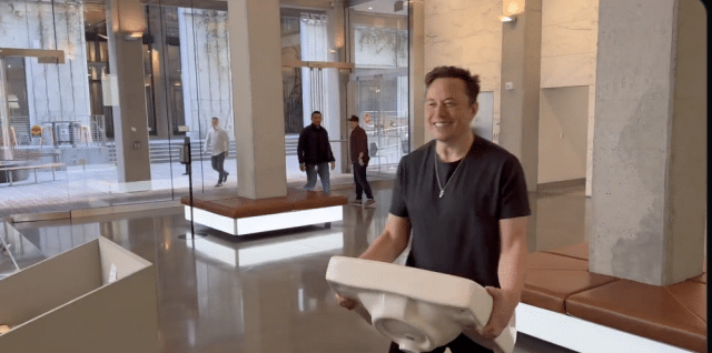 Musk ankommer Twitter med en vask