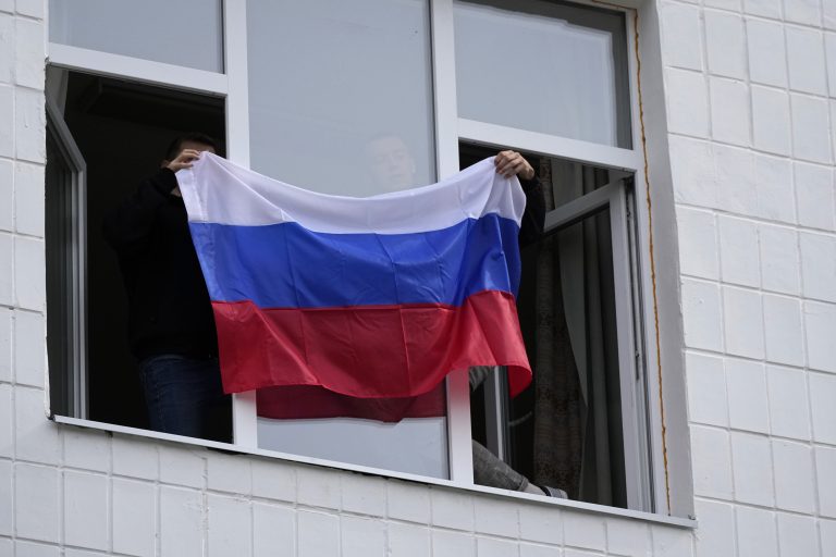 Russisk jagerfly styrtet inn i boligblokk