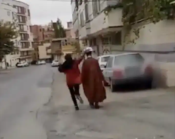 Video går viralt i Iran: Unge demonstranter slår turban av menns hoder