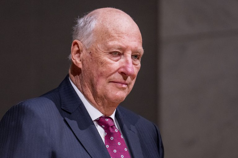 Kong Harald er på vei hjem