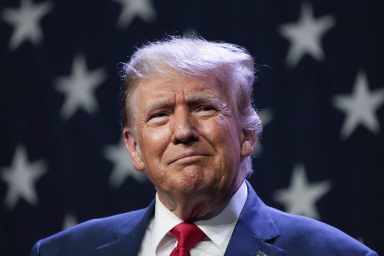 Trump går mot nominasjon med «overveldende» seier i Michigan, Missouri og Idaho