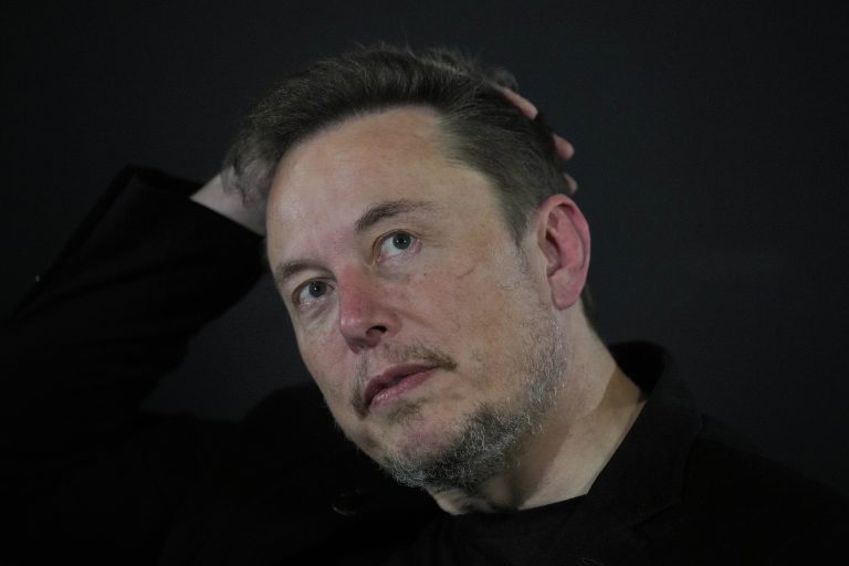 Musk sparker hele Teslas superladerteam