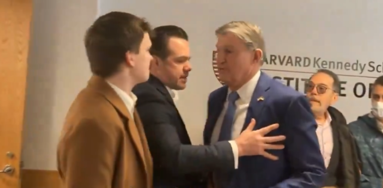 Klimaaktivist kalte senator en «syk faen» – da skjedde dette