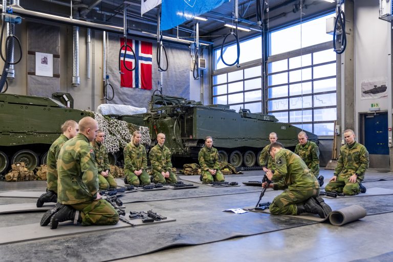 Hevder kvinner «går rundt i frykt» i norske militærleire