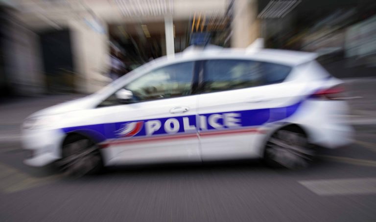 To jenter knivstukket i Frankrike