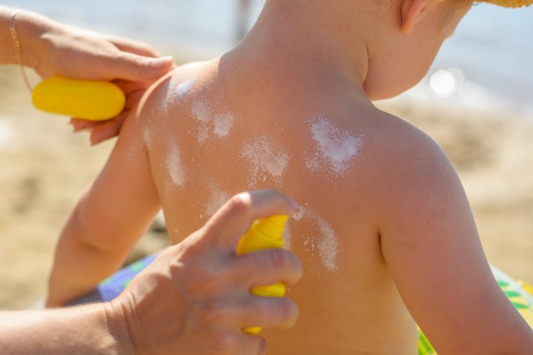 Advarer mot falsk solkrem: – Kan inneholde rotteavføring og arsenikk