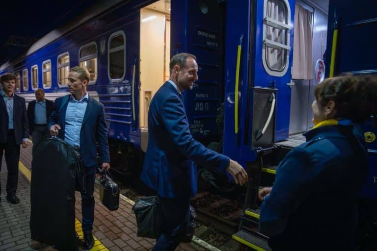 Kronprins Haakon besøker Kyiv: – Gjør inntrykk å stå på slagmarken