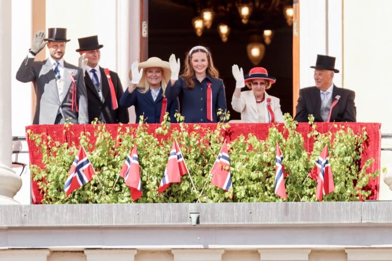 Kongefamilien vinket fra Slottsbalkongen
