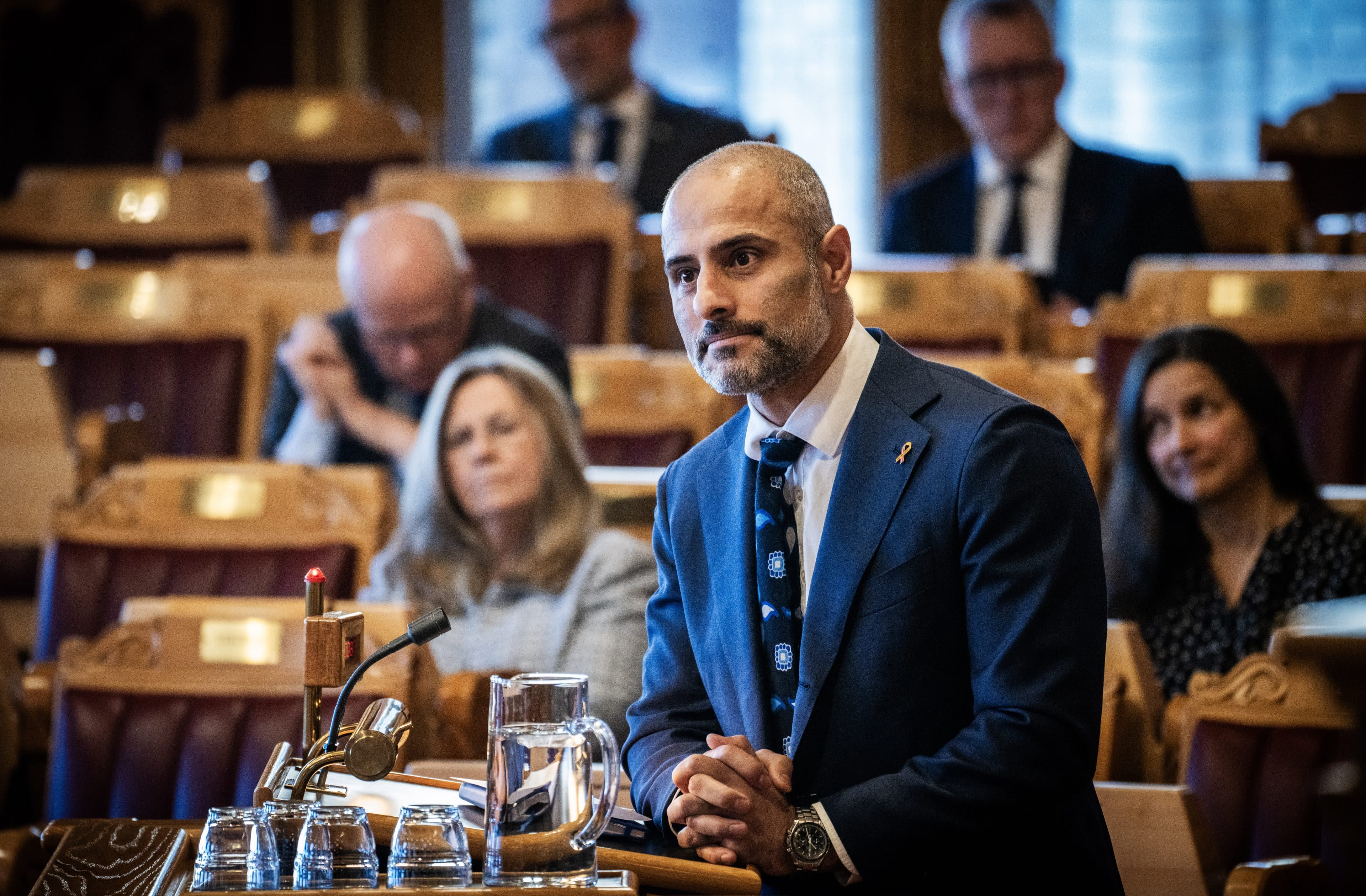 Barth-Eide mener høyresiden «svikter folkeretten»: – Har røtter i en annen tid, svarer Farahmand (+)