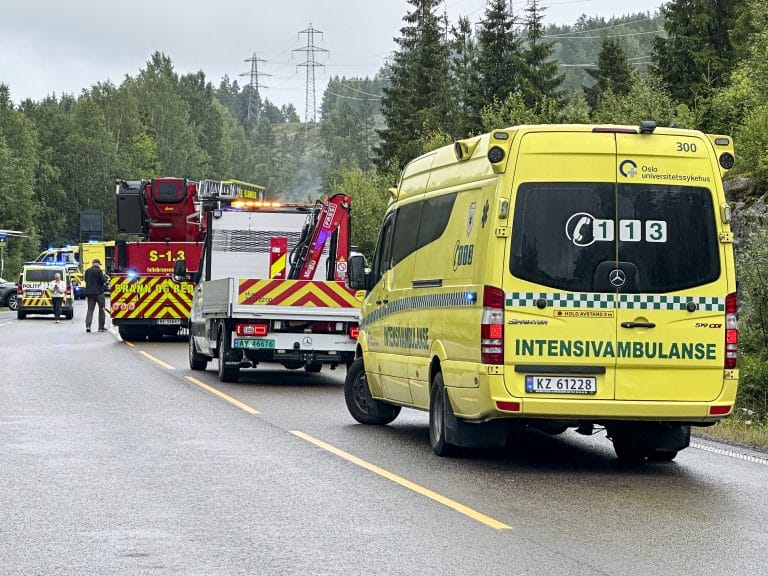Person pågrepet etter bussbrann: Tre kritisk skadd
