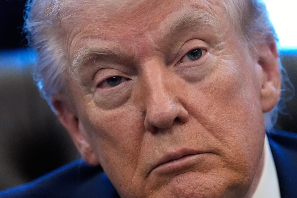 Trump ut mot «forrædere og menneskelig søppel»