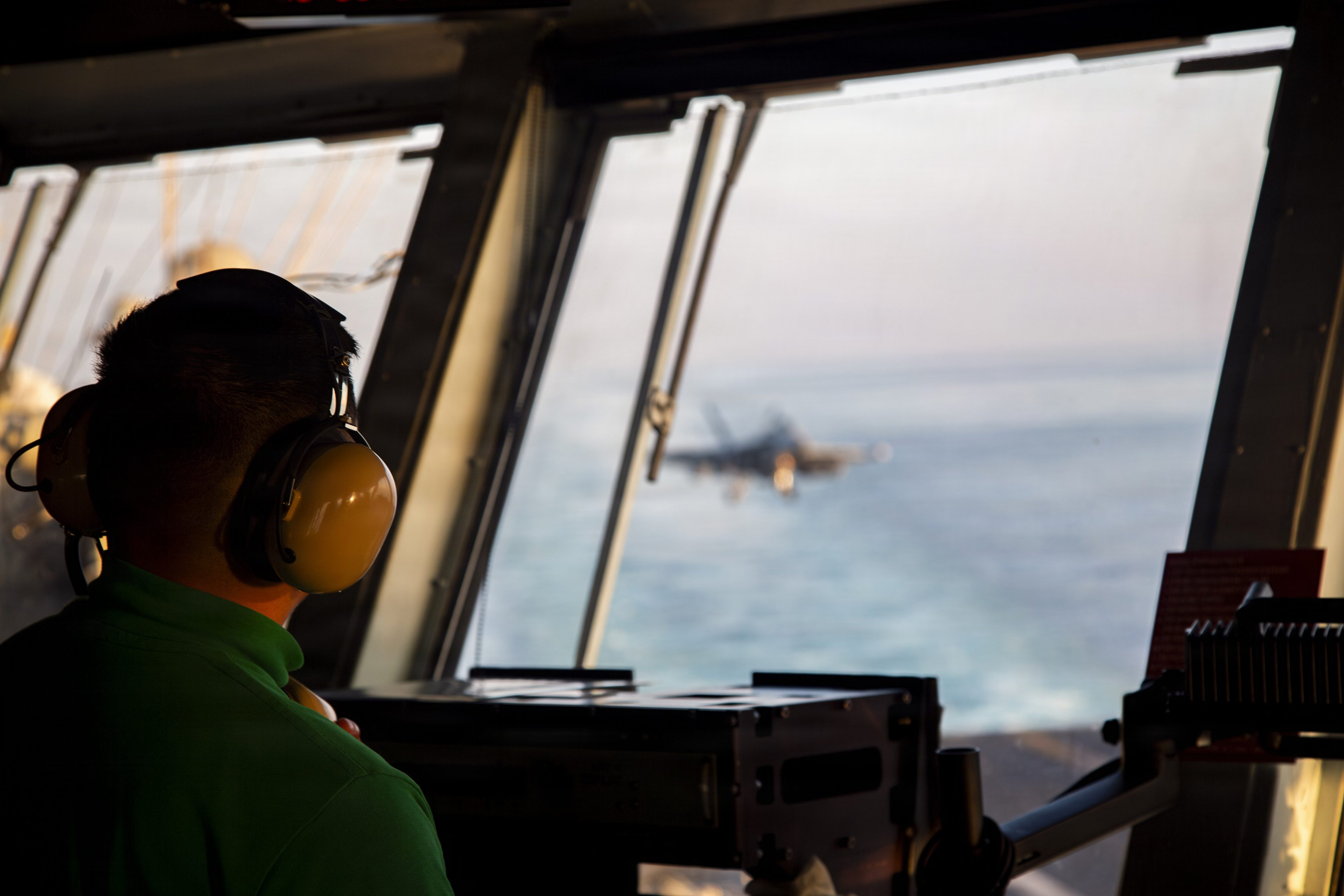 USA slår til mot iranske havner og marinebaser etter angrep på destroyere