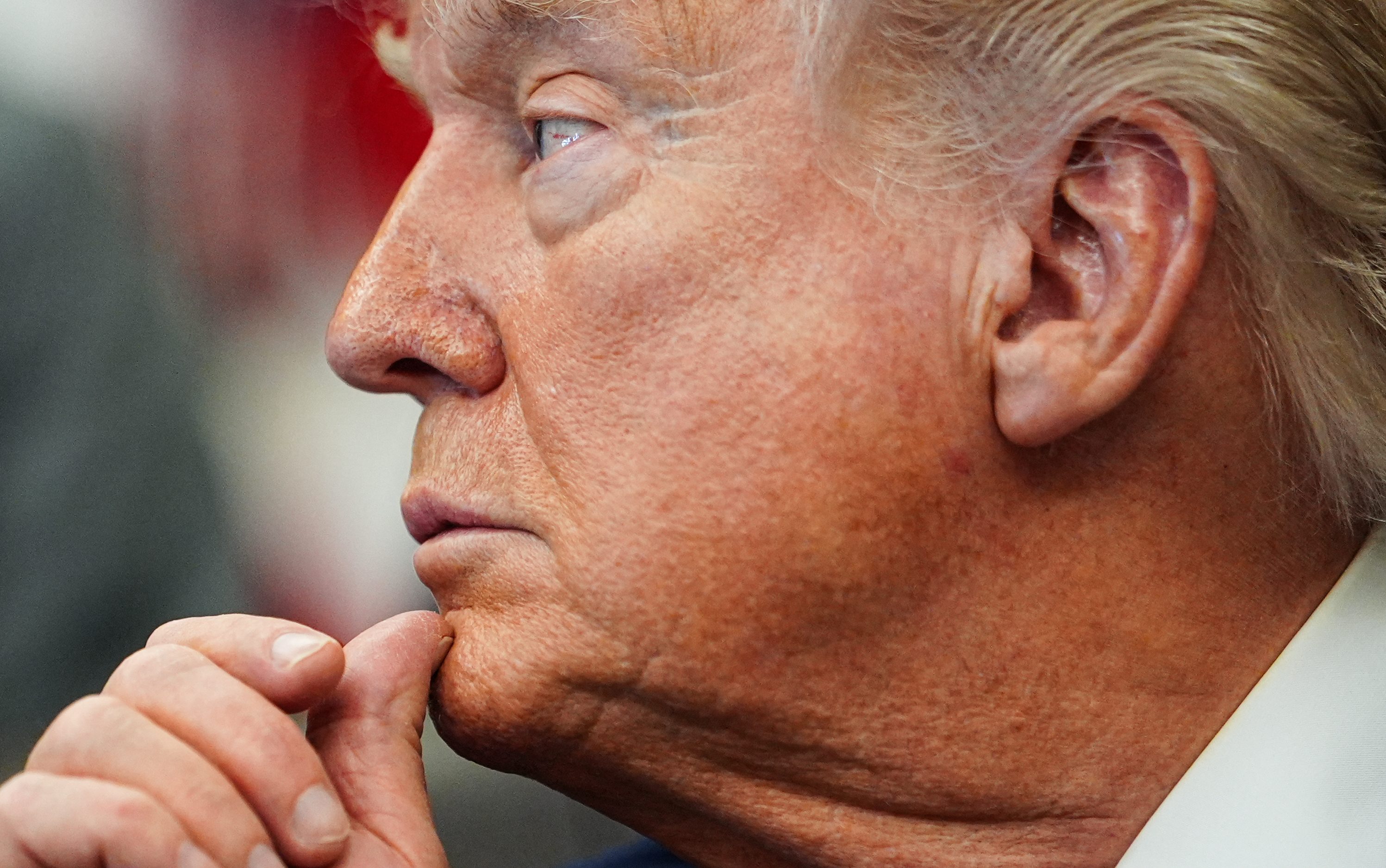Trump takker Iran sarkatisk – og lover historisk avtale